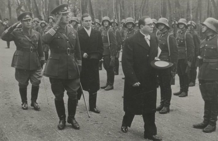 Austria saadik Eestis Heinrich Schmid aukompanii ees Kadriorus. Teda saadavad Tallinna linna komandant kolonel Jaan Junkur ja Toompea lossi komandant kolonel-leitnant Konstantin Kanep. Foto: Rahvusarhiiv