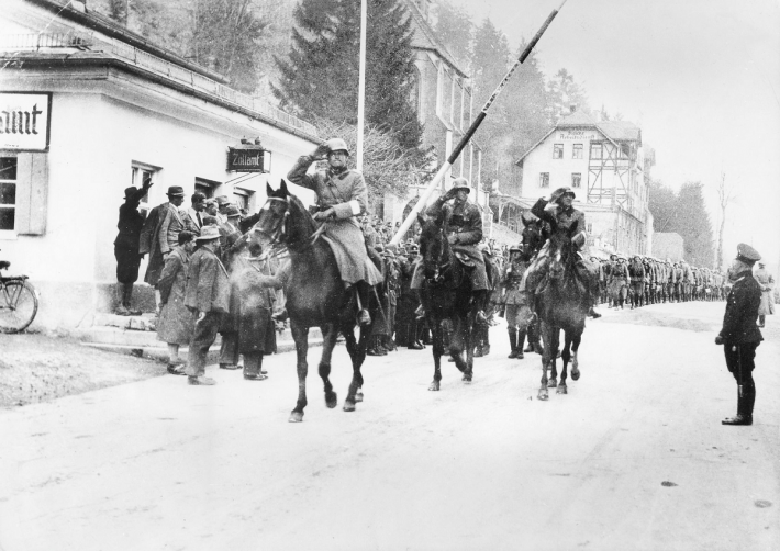 Deutsche Truppen überqueren die österreichische Grenze.