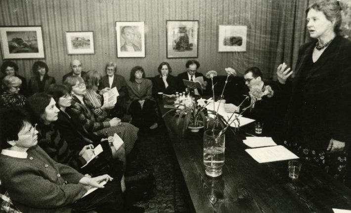 Imbi Sooman 1996 auf dem Symposium für österreichische Literatur und Geschichte im Under und Tuglas Literaturzentrum in Tallinn. Foto: Estnisches Nationalarchiv