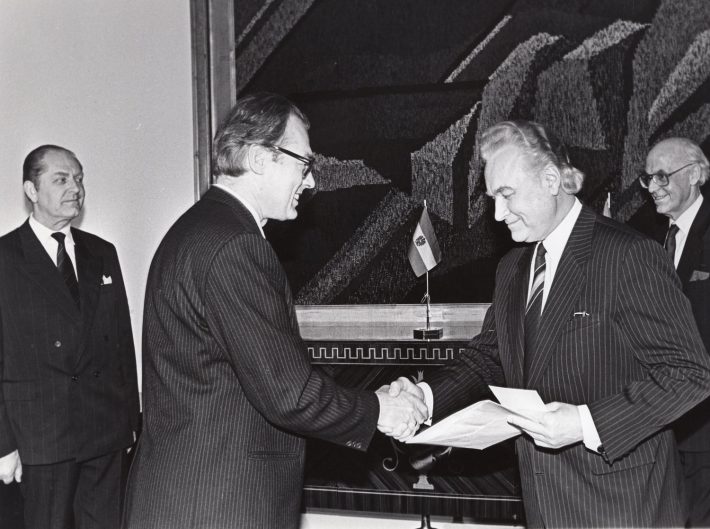 Austria suursaadik Manfred Ortner üle andmas volikirja Ülemnõukogu esimees Arnold Rüütlile 8. jaanuaril 1992. Foto: välisministeeriumi arhiiv