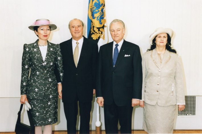 Die Präsidenten Thomas Klestil und Arnold Rüütel sowie die Gattinnen Margot Klestil-Löffler und Ingrid Rüütel posieren für Fotografen am Schloss Kadriorg. Foto: Archiv des Außenministeriums, Erik Peinar