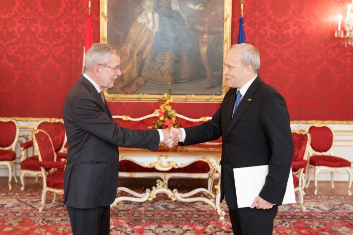 Toomas Kukk übergibt seine Vollmacht. Foto: Archiv des Außenministeriums