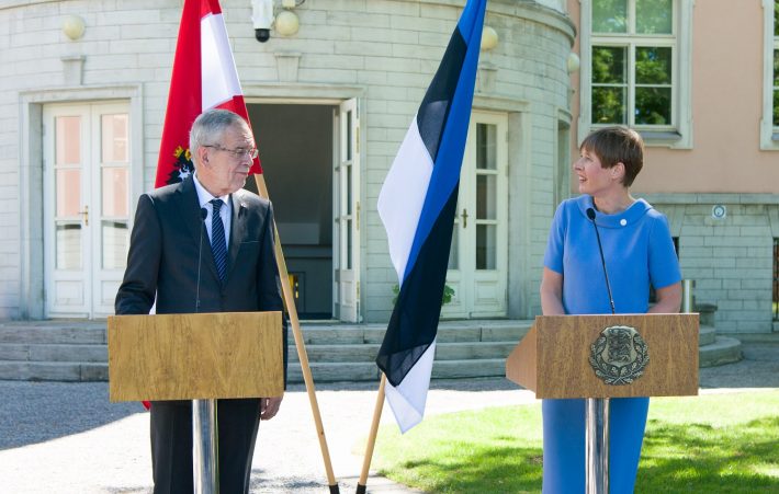 Die Präsidenten Alexander Van der Bellen und Kersti Kaljulaid bei einer Pressekonferenz im Garten des Schlosses Kadriorg. Foto: Büro des Präsidenten